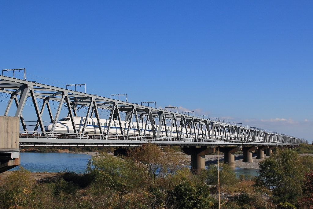 鉄橋を走行する新幹線