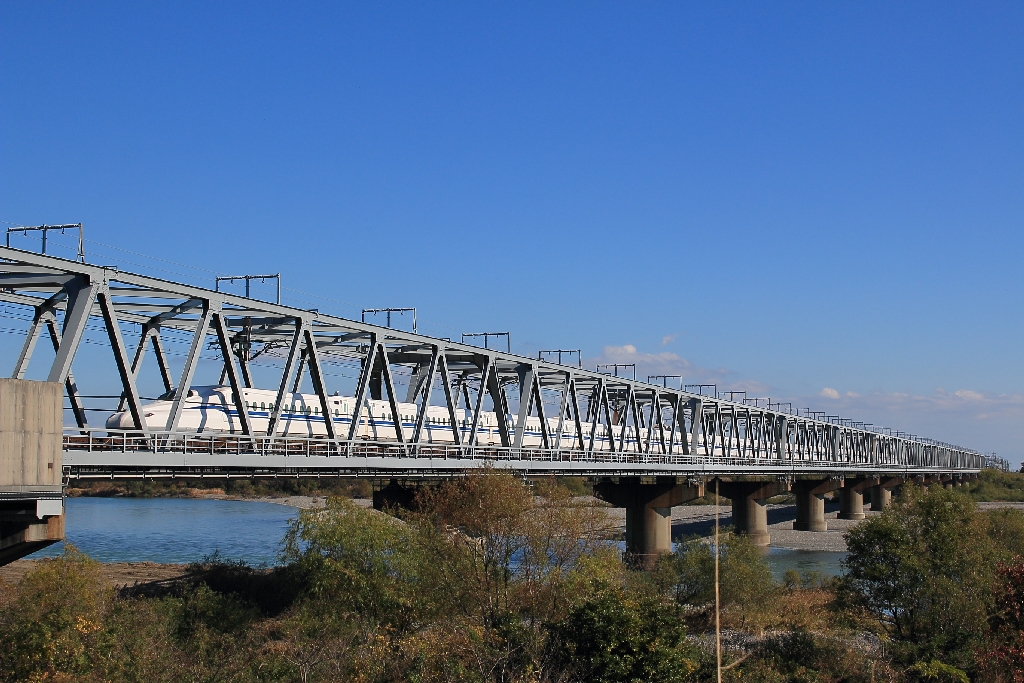 鉄橋を走行する新幹線 新型車両