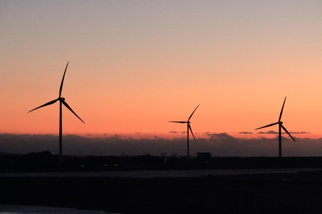 日の出前の発電風車