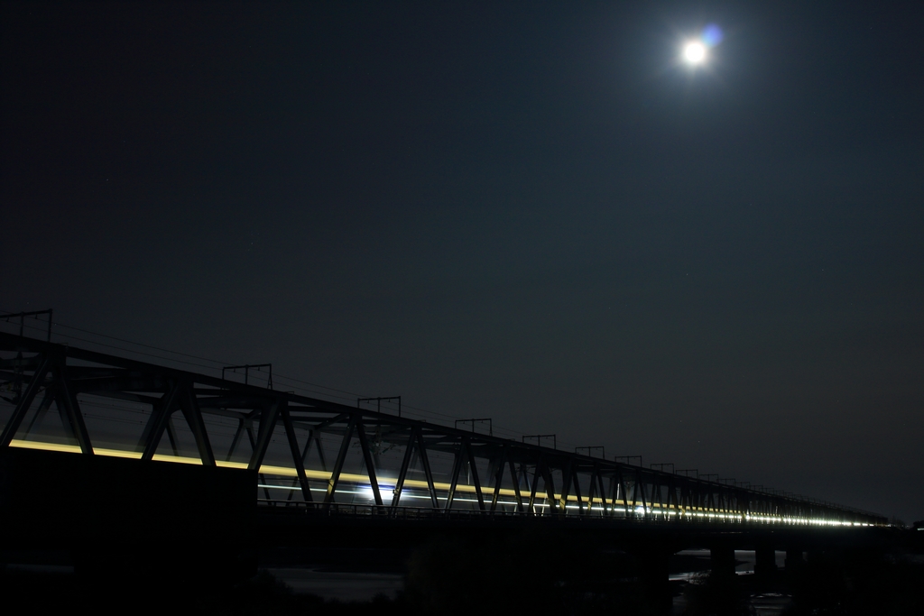 新幹線の光跡夜景
