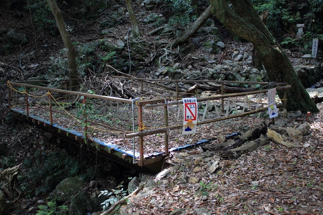 王滝正面の立入禁止区域