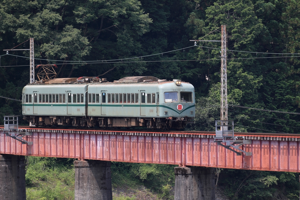 大井川第4橋梁を通過する普通電車