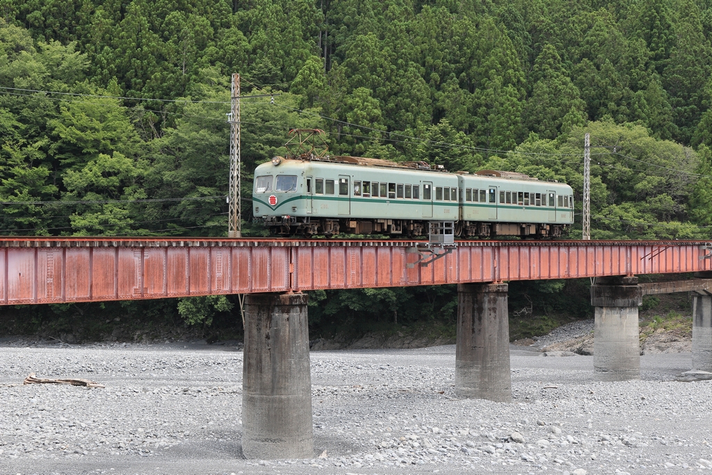 大井川第4橋梁を通過する普通電車
