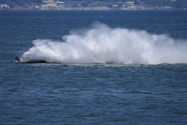 水上バイクの水しぶき