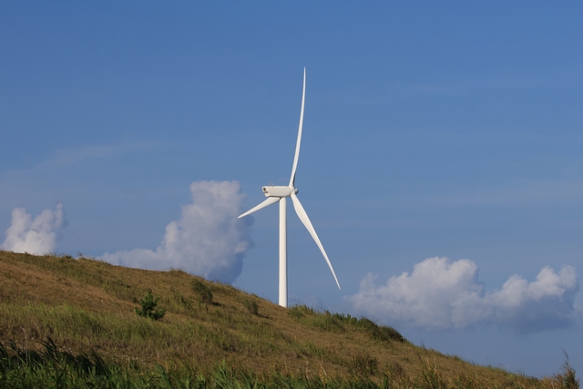 防潮堤と風力発電機