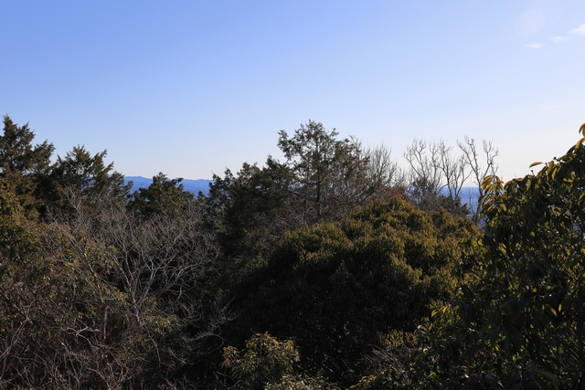 立須の岩峰の東側の風景