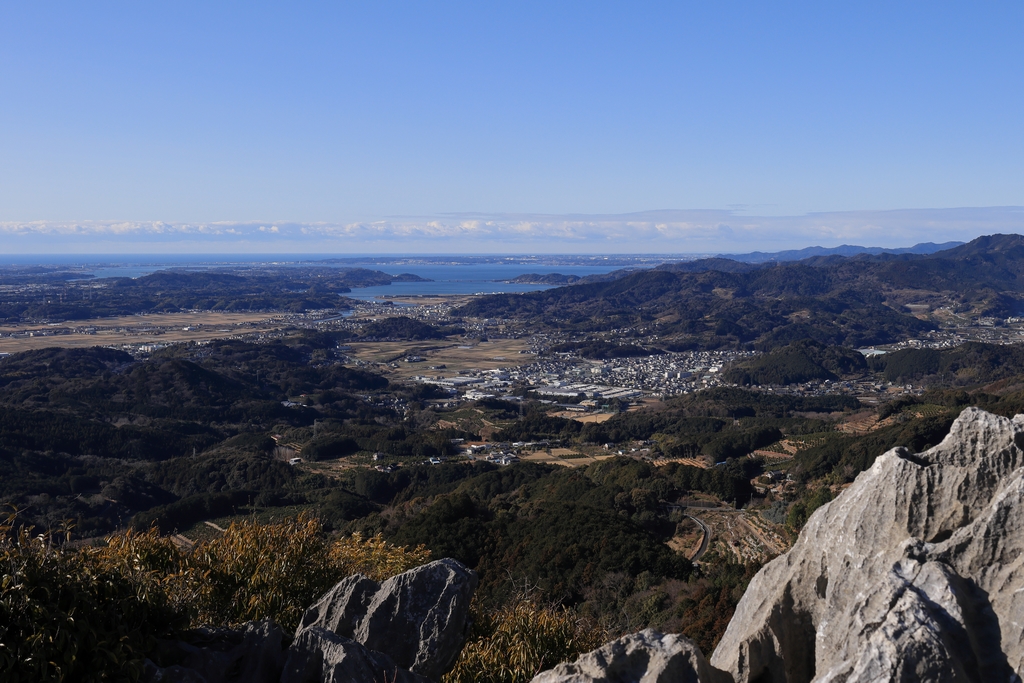 立須の岩峰から望む浜名湖
